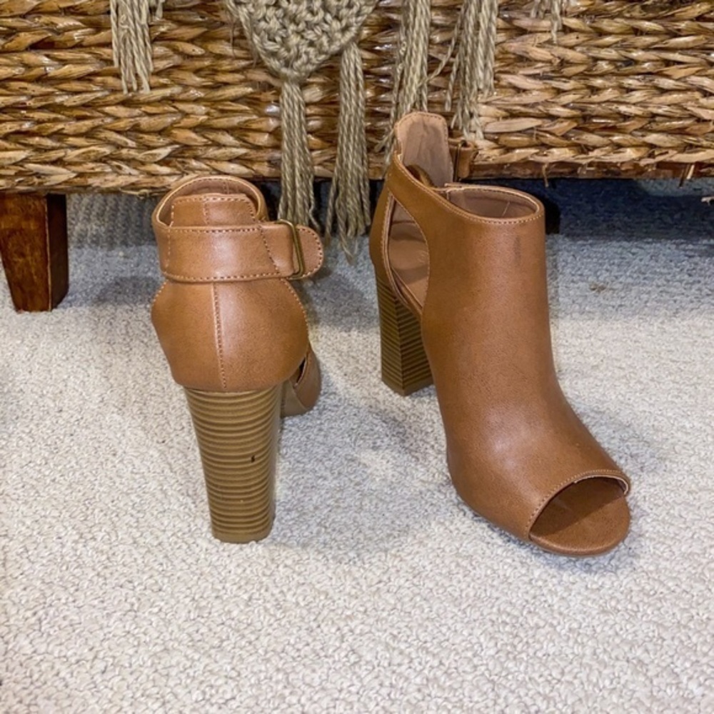 Wild Diva Boutique Neutral Tan Peep Toe Heel Bootie Size 6 - Picture 3 of 5